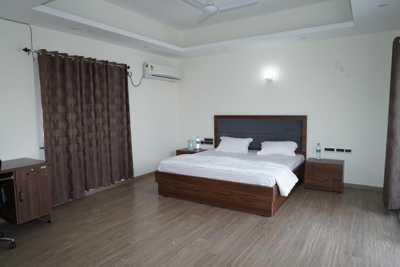 Madhav Kuteer B- 34 Vrindāvan Buitenkant foto